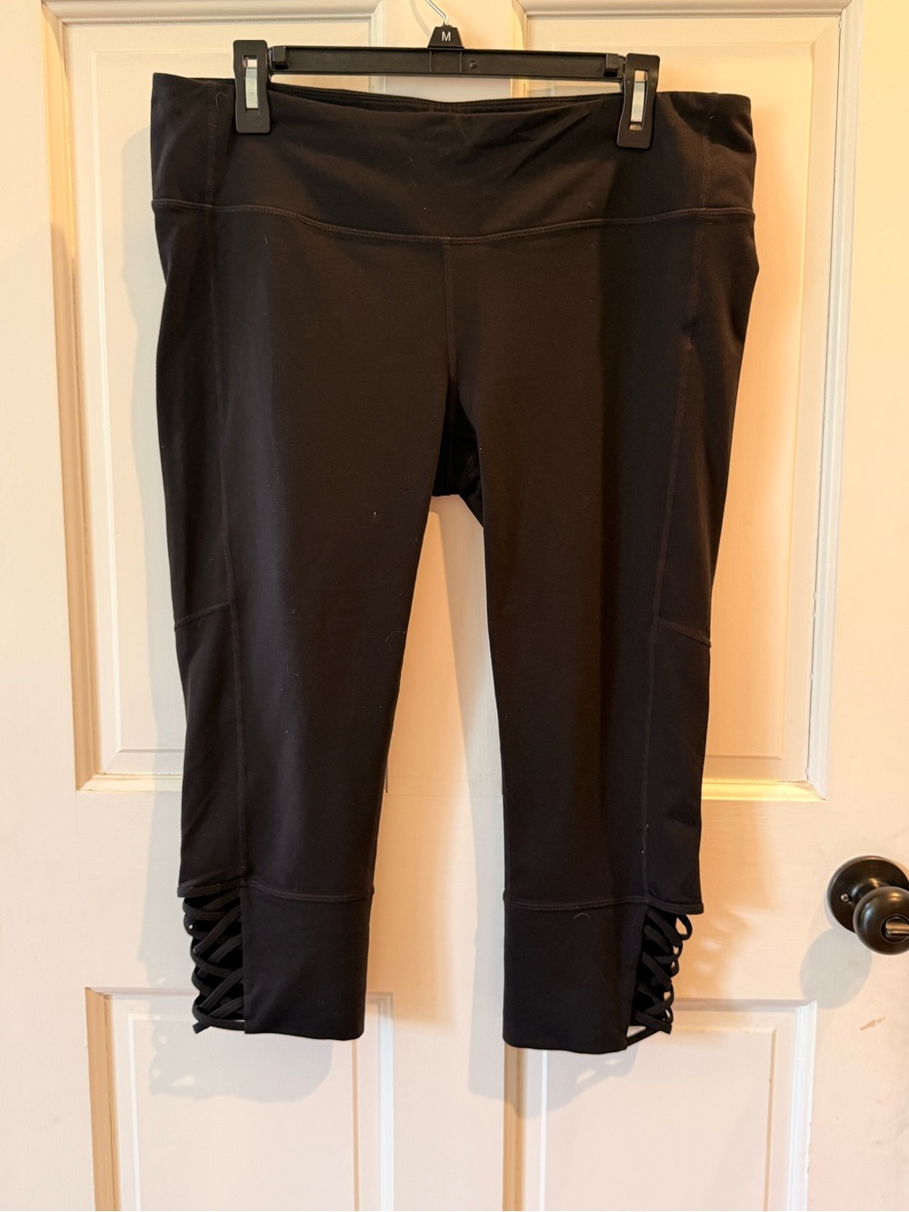 Athleta Black Criss Cross Hem Capri Leggings Women’s XL Yoga Workout Pants